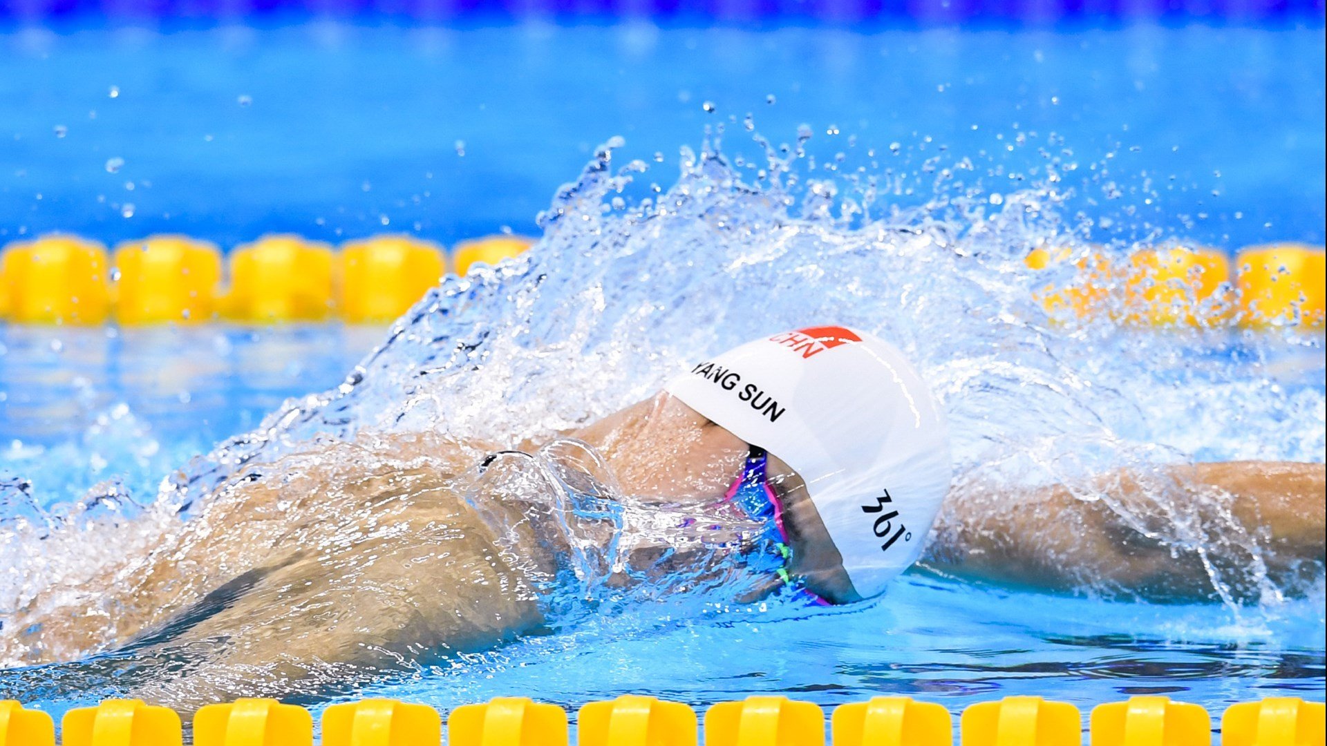 张雨霏接力比赛中发挥稳定表现出色,张雨菲 接力